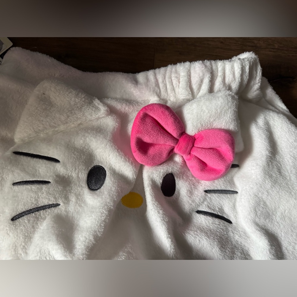 HELLO KITTY-Imported (NWT) Women's White & Pink Plush Shorts - Picture 4 of 12